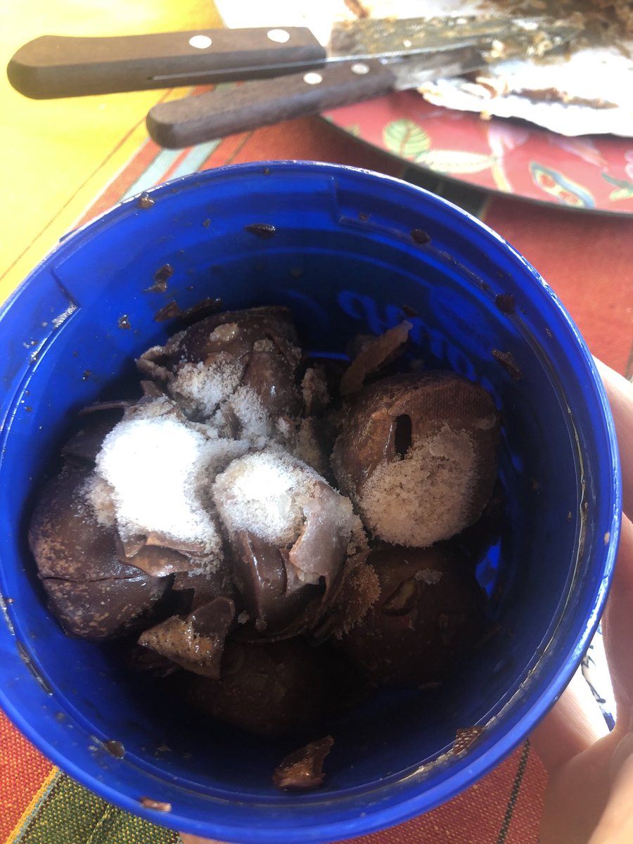 agusfoco's tweet photo. Que bueno comprar dos paquetes de chomps y que estén tan tentadores. Un desastre, carísimos e incomibles. El relleno te la debo. @FrigorNestle @DNDConsumidor @dzapatillas https://t.co/fKamY7FMxJ