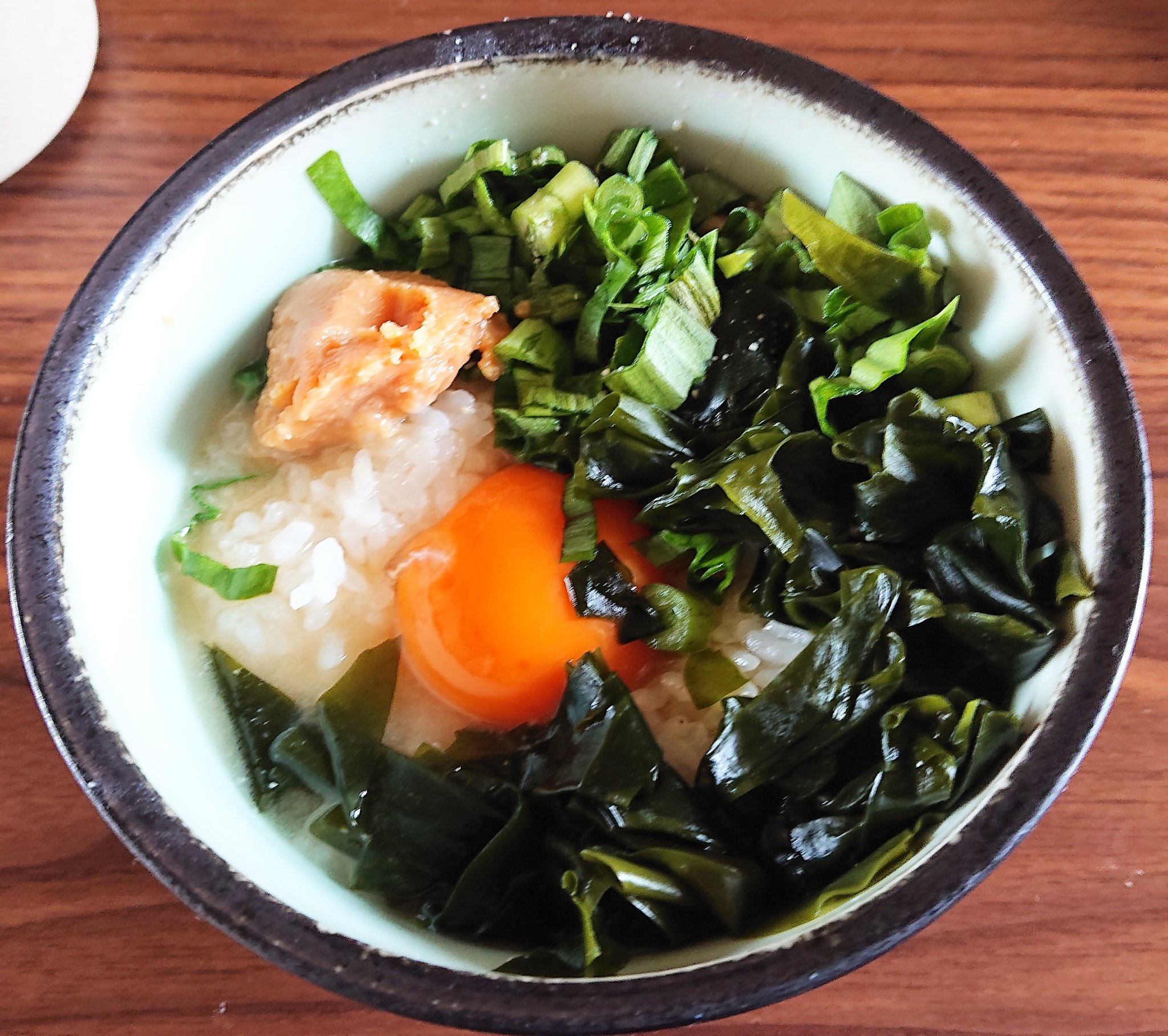 すの子 行者にんにく わかめ 卵黄 味噌をのせた湯漬け 茶漬けのルーツであり 織田信長も好んで食したという湯漬けについての詳細は 上永哲矢氏による 歴人マガジン のコラムを是非ご覧ください T Co Kd0loaibyu すの子のごはん