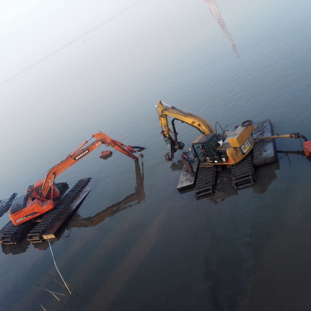 David85111496's tweet photo. #environment #machinery, design and custom made Amphibious pontoon undercarriage from China, ranging from 7-40 ton, your best dredging solutions of the marsh, swamping and shallow water projects. https://t.co/V7U0lpmEVL