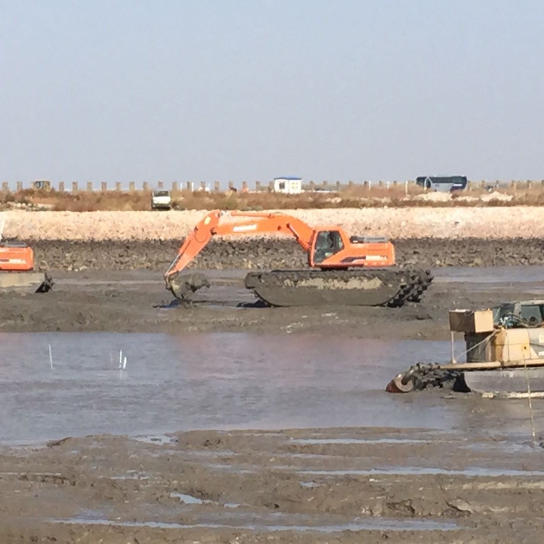 David85111496's tweet photo. #environment #machinery, design and custom made Amphibious pontoon undercarriage from China, ranging from 7-40 ton, your best dredging solutions of the marsh, swamping and shallow water projects. https://t.co/V7U0lpmEVL