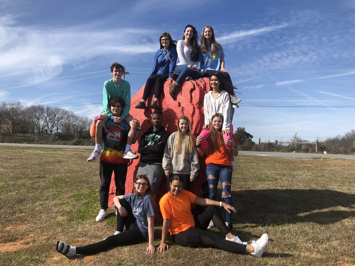 SPiNwired_'s tweet photo. CONGRATULATIONS on an amazing year to the award-winning SPiN Convergence Media Staff! 🎉 @carlolchelle @SCSPAatUSC @SPiNTV1 https://t.co/LFeBYwBT12