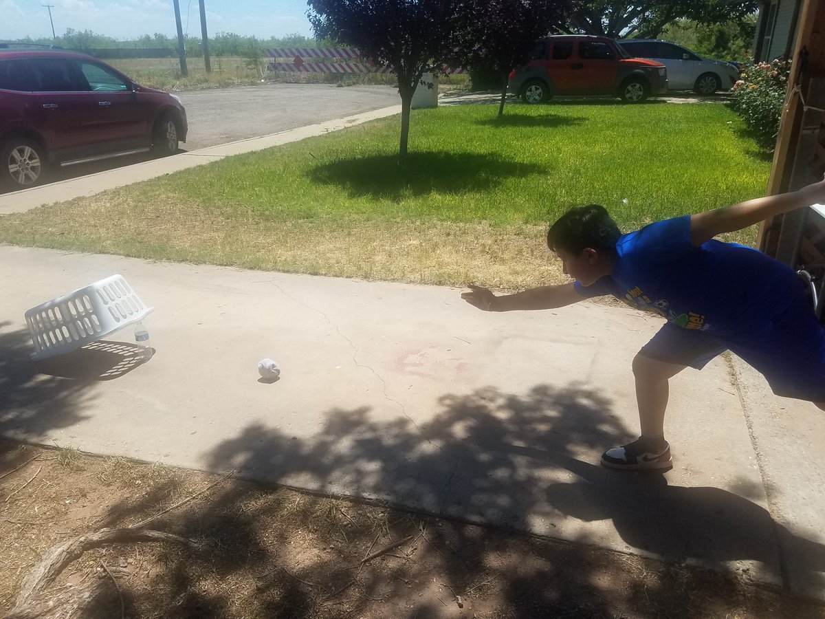 BriceidaG12's tweet photo. Mis hijos en su virtual field day🤗
#ECISDFieldDayAtHome2020 
#itsacameronthing https://t.co/dsjIXkN6wE
