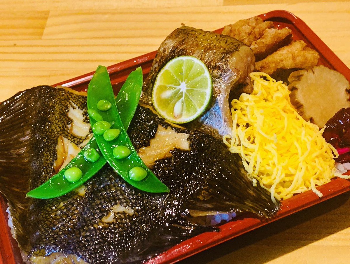 うろこ家 V Twitter 贅沢 お魚弁当 1000円 カレイ煮付け 黒むつ塩焼きor柚庵焼き アイナメの唐揚げ 板橋区 大山 ハッピーロード うろこ家 居酒屋 テイクアウト お弁当 ランチ