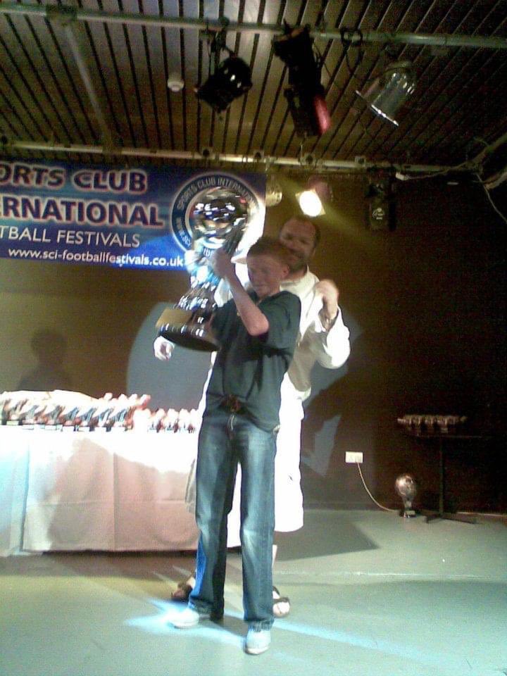 Jackstewart2312's tweet photo. @markjohnson1992 Found ths beauty of me a the big man @RealRazor handing out the trophys after our treble winning season won the isle of white club competition after what a bloke mum and dad even said he got on the piss after with them #bootcuts😂😂😂 https://t.co/ISPFTS38eo