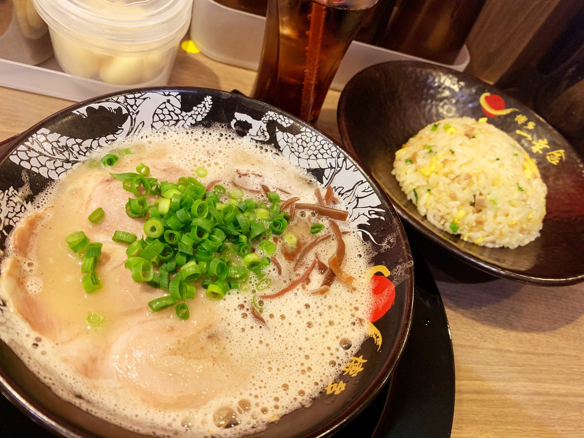 hakata_ikkousha's tweet image. 一幸舎 博多デイトス店、本日より営業再開😆11時から20時（L.o.19時30分）

皆さまよろしくお願いします！
デイトス店もしっかりら一蘭センパイ仕様でコロナ対策‼️

スタッフも元気いっぱい。嬉しそう😊
本日のランチに、熱々ラーメンいかがでしょうか🍜