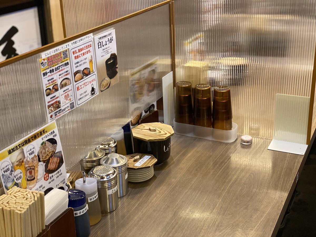 hakata_ikkousha's tweet image. 一幸舎 博多デイトス店、本日より営業再開😆11時から20時（L.o.19時30分）

皆さまよろしくお願いします！
デイトス店もしっかりら一蘭センパイ仕様でコロナ対策‼️

スタッフも元気いっぱい。嬉しそう😊
本日のランチに、熱々ラーメンいかがでしょうか🍜