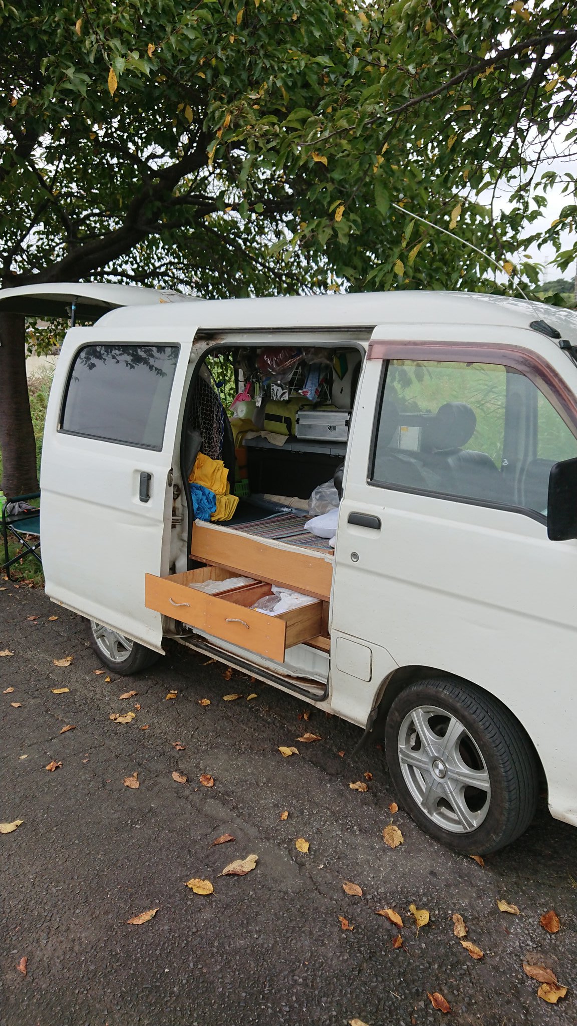 花屋鯉師 今日は釣りの車の車検です古いけど良く走ります キャンピングカーになるから車中泊も快適です最近は夜釣り 行かなくなったけどね もう少し自粛生活落ち着けば行きたいですね ハイエースもあるけど今は寝てますね 貧乏暮らしなので軽自動車です