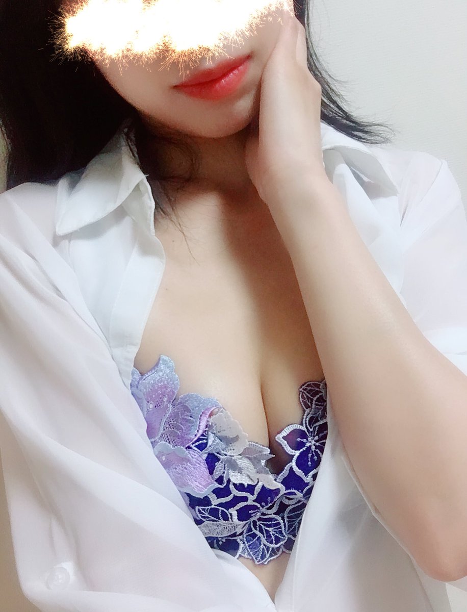 nagisa_007's tweet photo. おはようございます🌞

あいにくの空模様ですが、今日も一日頑張りましょうね❤️

今日は18時まで出勤してます🥰
たくさんもみもみさせてね💕 https://t.co/qFkZTXraFG