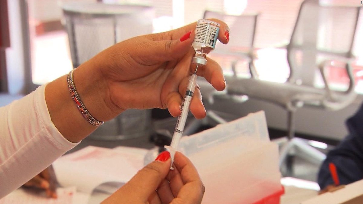 CNNEE's tweet photo. Los primeros resultados del ensayo de la vacuna de coronavirus Moderna muestran que los participantes desarrollaron anticuerpos contra el virus https://t.co/EGbuGnQrUy https://t.co/lBNN8VH55A