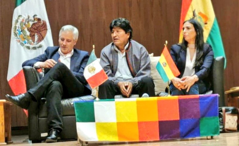 CarmenEGonzale2's tweet photo. Bolivia no olvida que el gran destructor del sistema de salud fue el dictador ignorante socialista @evoespueblo acompañado de: la ministrilla de salud #GabrielaMontaño @GabrielaSCZ y la vicepresidenta Garcia Lineras https://t.co/9NzFg23h1x