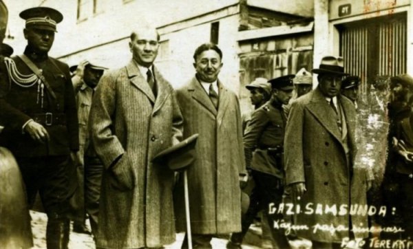 Tolstoy der ki: "Tüm muhteşem hikayeler iki şekilde başlar:
ya bir insan yolculuğa çıkar; ya da şehre bir yabancı gelir."

#Atatürk #19MAYIS #19MAYIS1919