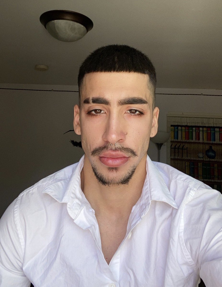 jonsenpapi's tweet photo. look, a normal selfie! https://t.co/tCavUIzupi