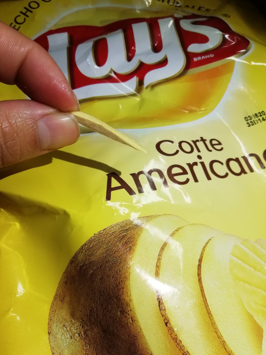 ktalei's tweet photo. @LaysChile grave lo que nos ocurrió!! Una astilla apareció en nuestras papas fritas @LaysChile por suerte nos dimos cuenta y nadie se la comió. Fácilmente podría haber ocurrido un accidente doméstico por esta gravisima situación. Pido explicaciones urgente!!! @LaysChile https://t.co/feg7Ufqs07