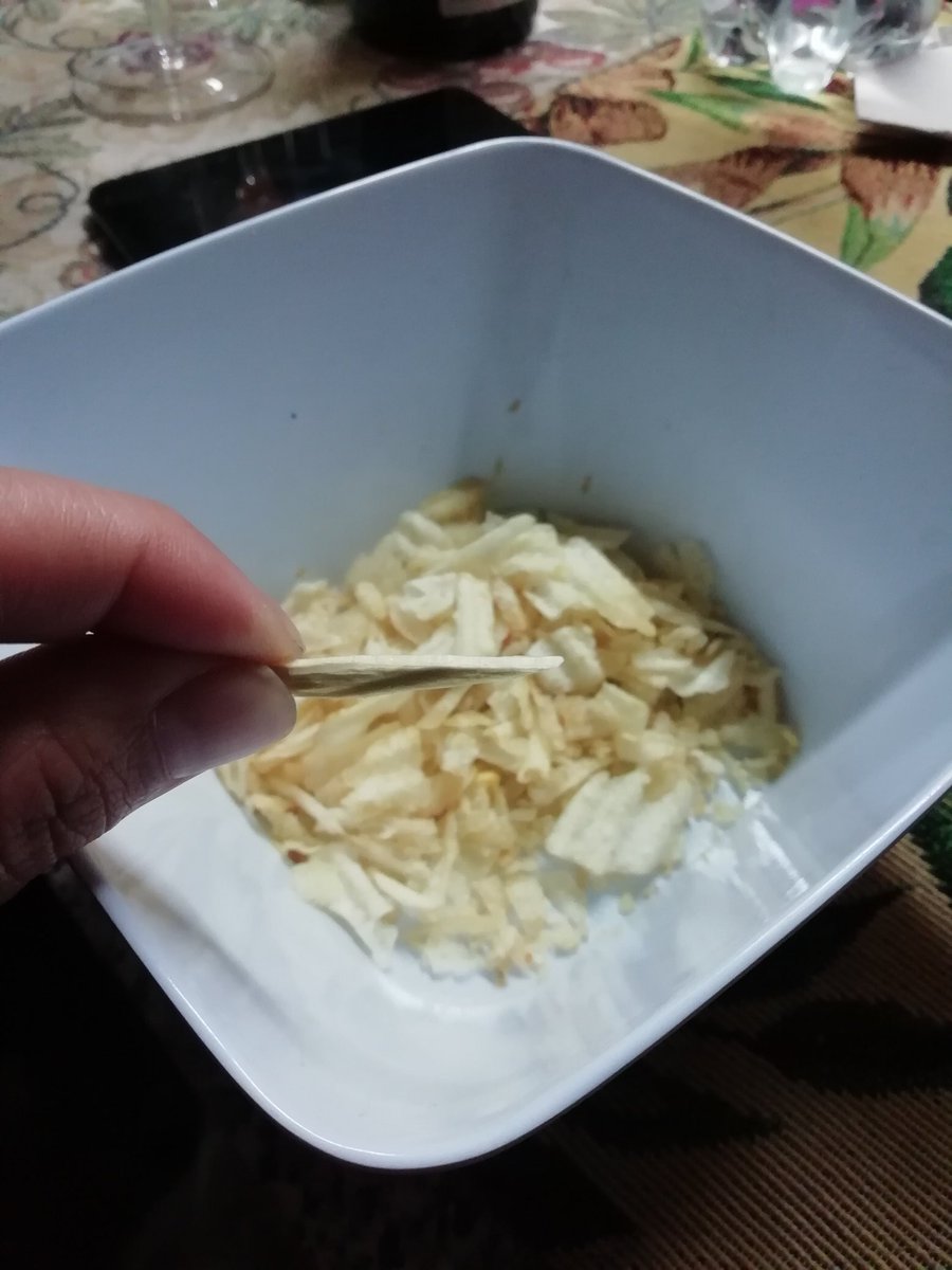 ktalei's tweet photo. @LaysChile grave lo que nos ocurrió!! Una astilla apareció en nuestras papas fritas @LaysChile por suerte nos dimos cuenta y nadie se la comió. Fácilmente podría haber ocurrido un accidente doméstico por esta gravisima situación. Pido explicaciones urgente!!! @LaysChile https://t.co/feg7Ufqs07