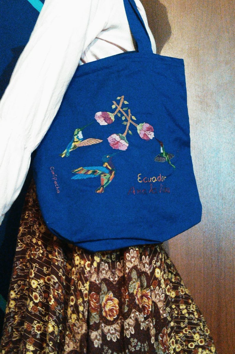 CuriPacha's tweet photo. Bolsos ecuatorianísimos. Poseen cierre, tela algodón resistente. Bordados de calidad. Valor $16. Pídelos y te lo llevamos a tu dirección #Guayaquil #EligeLoNuestro https://t.co/UDO2G5qPJ8