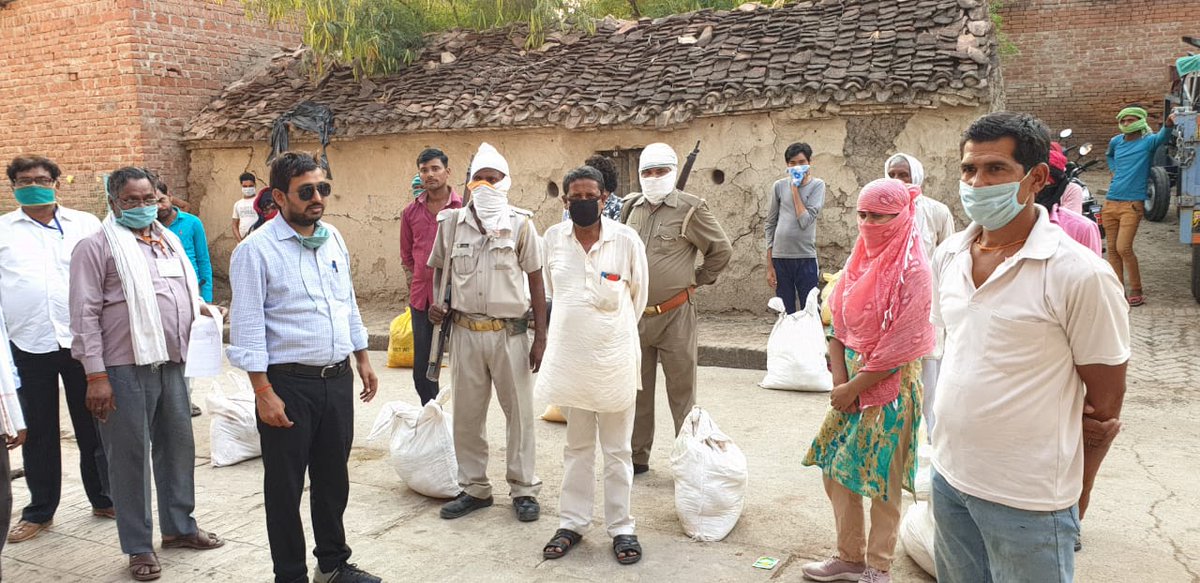dmJalaun's tweet photo. #COVID-19 के दृष्टिगत भारत सरकार द्वारा किये गए #LockDown के दौरान, #जनपद की #तहसीलजालौन में #बाहर से आये #लोगों को #TehsildarJalaun द्वारा #RahatKit वितरित की गई।
@myogiadityanath @spgoyal @sanjaychapps1 @AwasthiAwanishK @rahat_up @deojalaun https://t.co/LGhoEiUEzQ