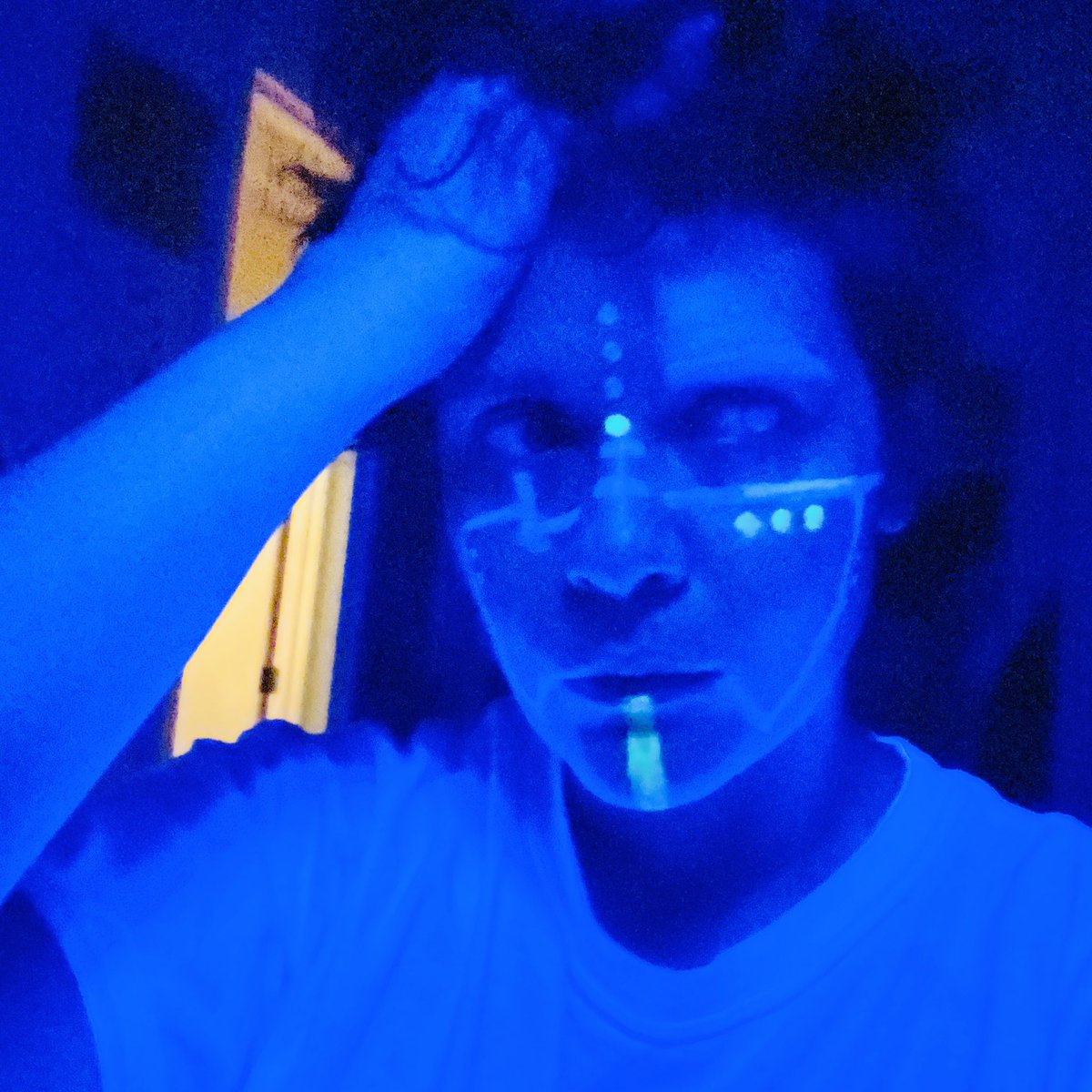 Fi0Barbie's tweet photo. Just tinkering around with a different pattern, I have a feeling I probably need a black light with stronger watt number, in order for the white lines can show off a bit more #uvlight #makeup #synthverse #lockdown2020 #glowinthedarkmakeup https://t.co/u39MWWp7YN