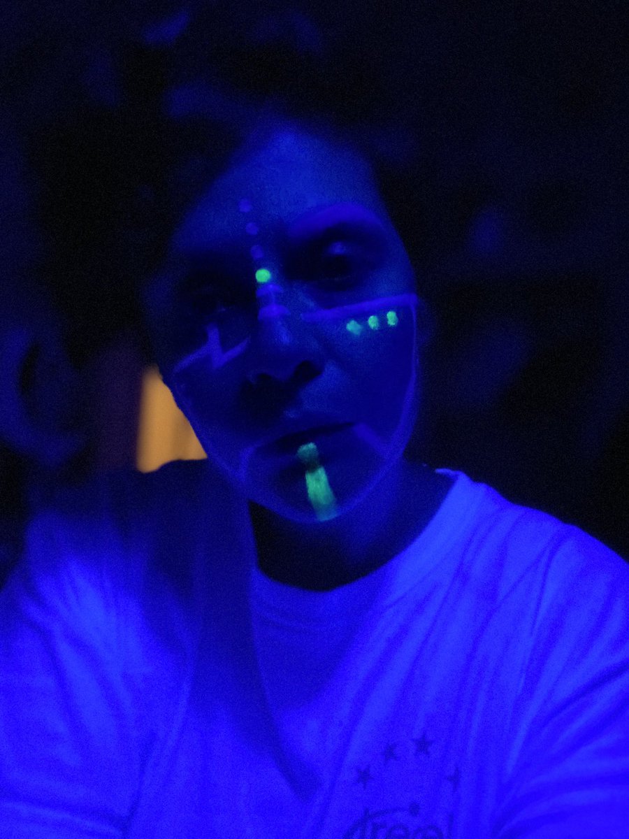 Fi0Barbie's tweet photo. Just tinkering around with a different pattern, I have a feeling I probably need a black light with stronger watt number, in order for the white lines can show off a bit more #uvlight #makeup #synthverse #lockdown2020 #glowinthedarkmakeup https://t.co/u39MWWp7YN