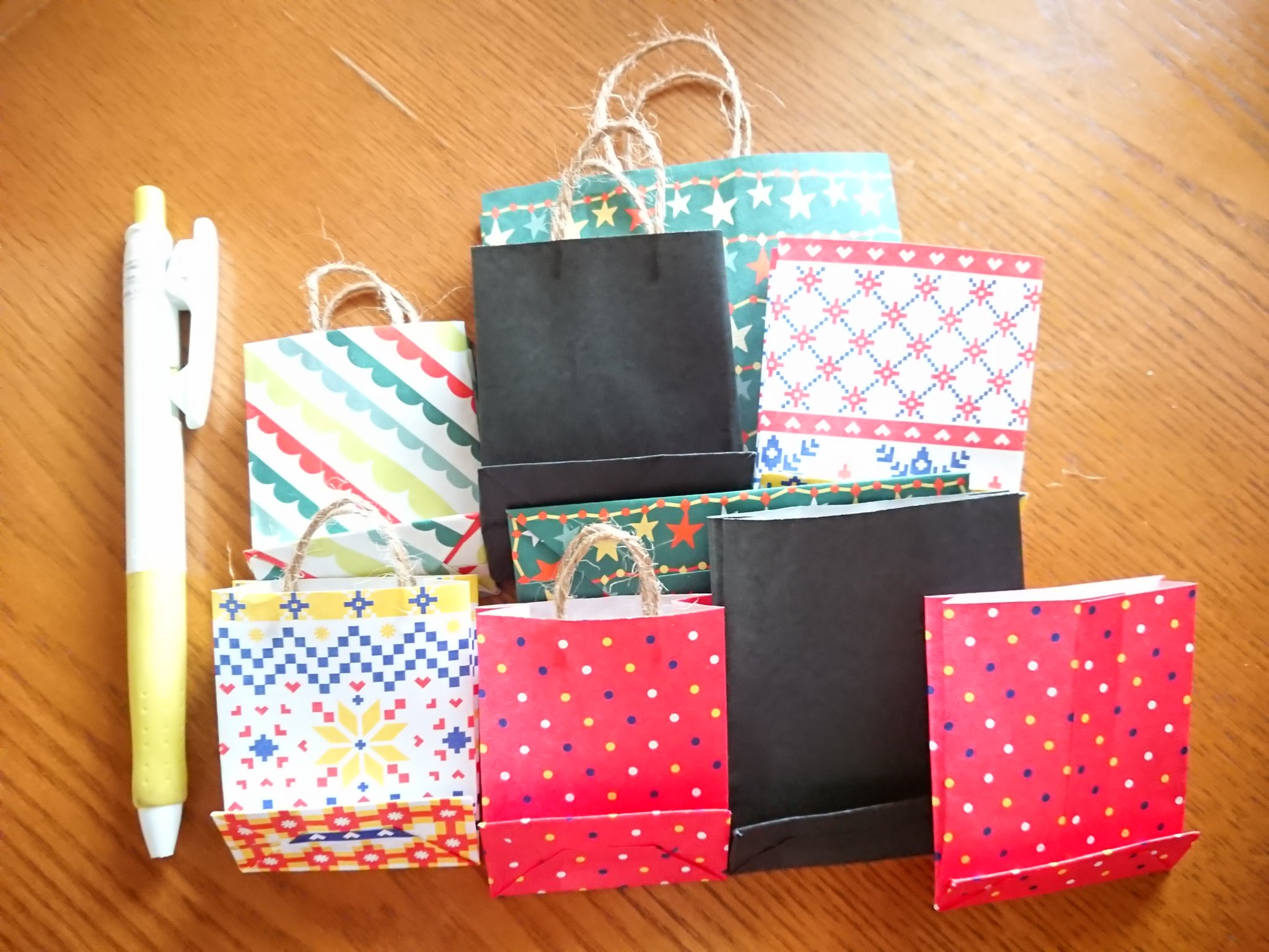 To あくしゅ 今日もクラフト 本日は折り紙で紙袋作り うん 楽しい プレゼントする中身も プレゼント相手も無いけど 笑 ハンドメイド クラフト 手作り 手作り紙袋 折り紙 おりがみ T Co Kxmrt1zw5j Twitter