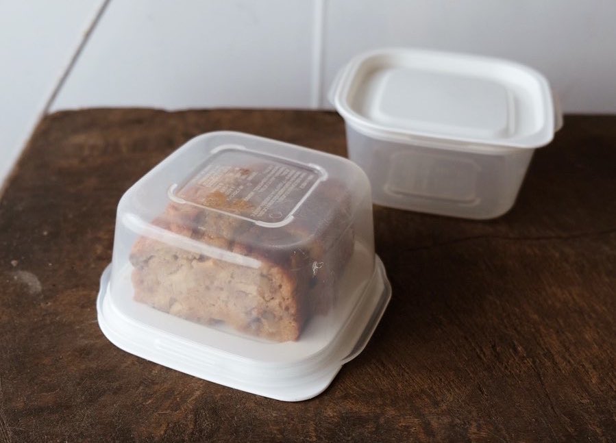 目からウロコ ケーキを冷蔵庫で保管する時はタッパーをひっくり返して入れるとケーキドームになって崩れる心配がない Togetter
