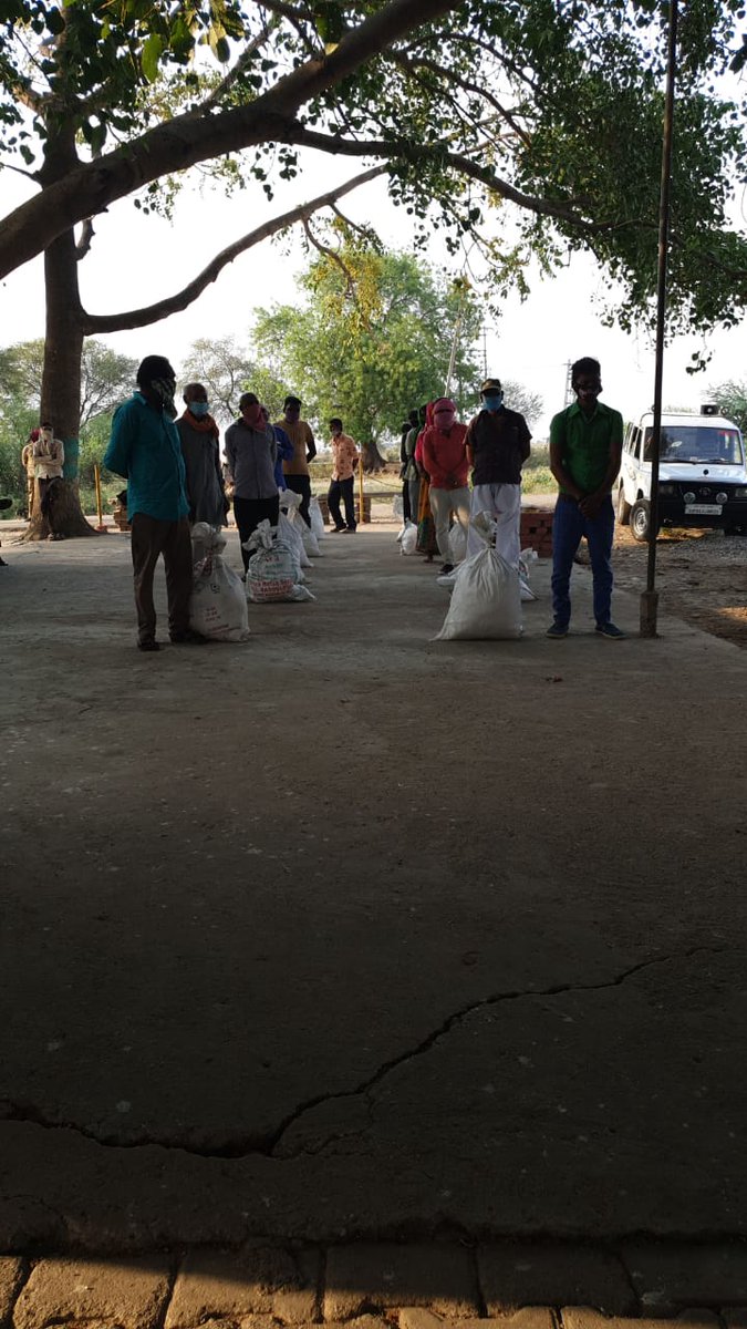 dmJalaun's tweet photo. #COVID-19 के दृष्टिगत भारत सरकार द्वारा किये गए #LockDown के दौरान, #जनपद की #तहसीलजालौन में #बाहर से आये #लोगों को #TehsildarJalaun द्वारा #RahatKit वितरित की गई।
@myogiadityanath @spgoyal @sanjaychapps1 @AwasthiAwanishK @rahat_up @deojalaun https://t.co/umFyrPVLwM