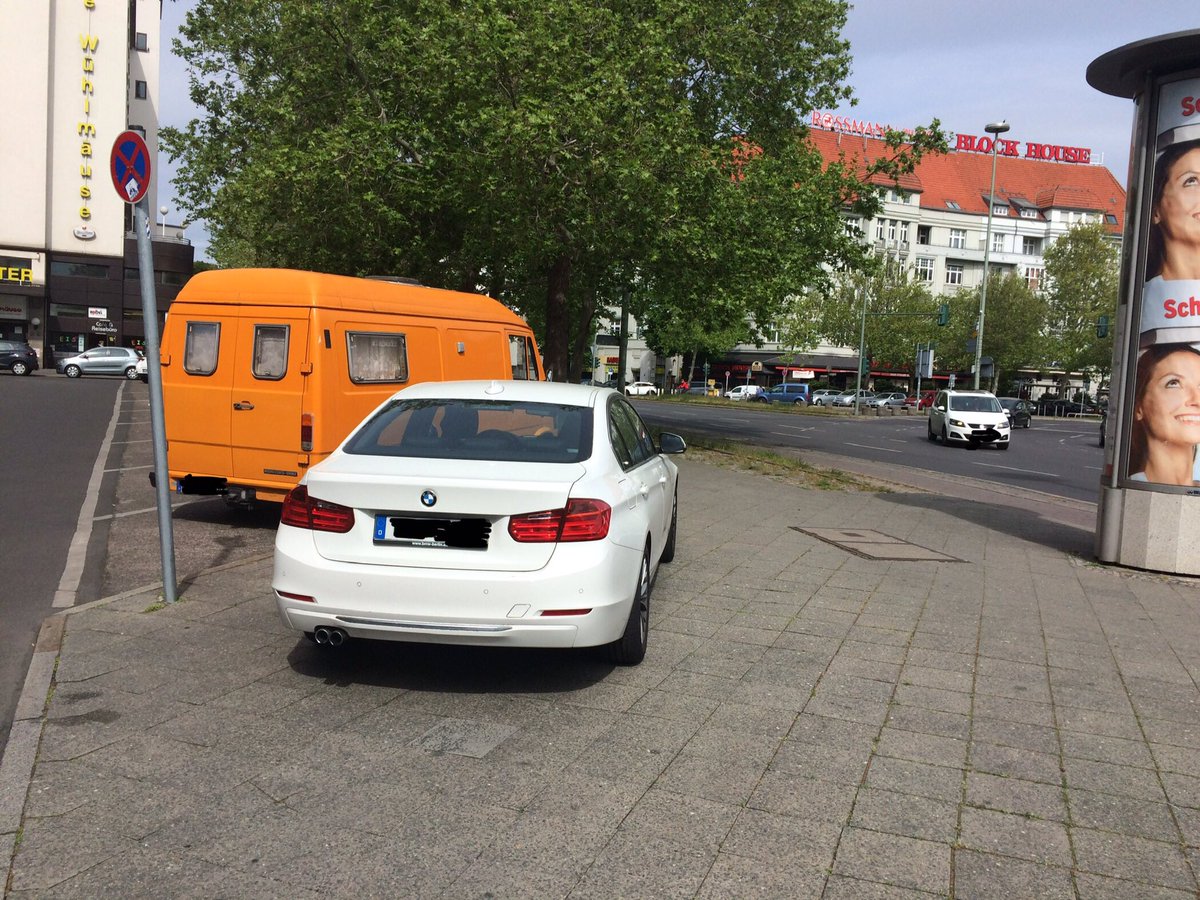 Was tun, wenn man direkt vorm Eingang zum Supermarkt keinen Parkplatz findet? Im Nahbereich suchen? Ein paar Meter laufen? Ach was! Warum nicht einfach die Parkreihe auf dem Gehweg fortsetzen! (Was man für die 55,- alles hätte einkaufen können 😉)