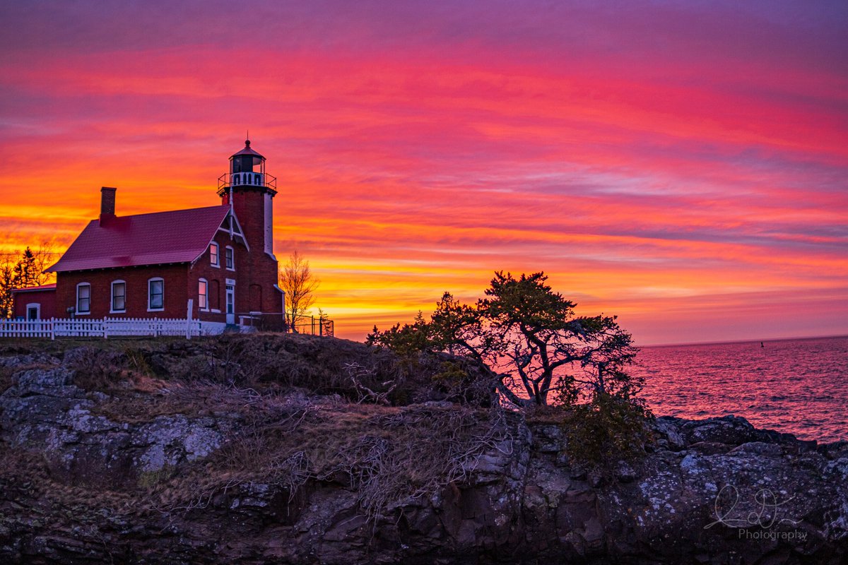 Magnificent sunset along shores of Lake Superior at the Eagle Harbor Lighthouse in Eagle Harbor, MI. #KeweenawPeninsula #UpperMichigan #PureMichigan #906wx #upmiwx #StormHour #PhotoHour #Photography #Sunset #LakeSuperior