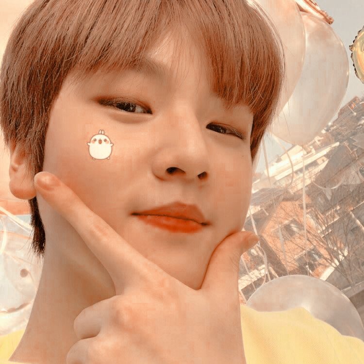 gottamoveee's tweet photo. we both got the same cheeks aren’t we? hehe ^ ^

#OneItSelcaDay 
#OISD
#OneItStreamingDay https://t.co/HJQxe1fIdH