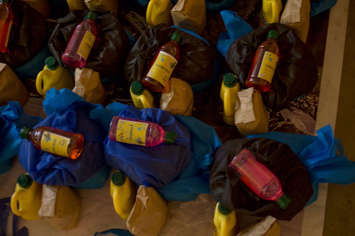 B_Voices_Africa's tweet photo. #byrefugees #forrefugees on Our second phase @dreamstudioke @B_Voices_Africa and You ,we managed to distribute 115 food packages to 115 families ,whom are the most vulnerable,We also managed to make 700 masks @SamFashionDesi1 100 bottles of soaps and sanitizers by Glap Enterprise https://t.co/zY2hrLJf2y