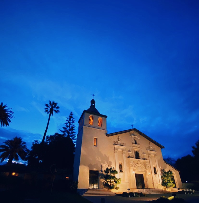 SantaClaraUniv's tweet photo. Beautiful no matter what time of day 💙 #MissionMonday
📷: @julia_shriver4
#SantaClaraUniversity #SCUBeauty #Claradise #NightSky #CaliforniaSpring #BlueSky https://t.co/1p7TR7t58N