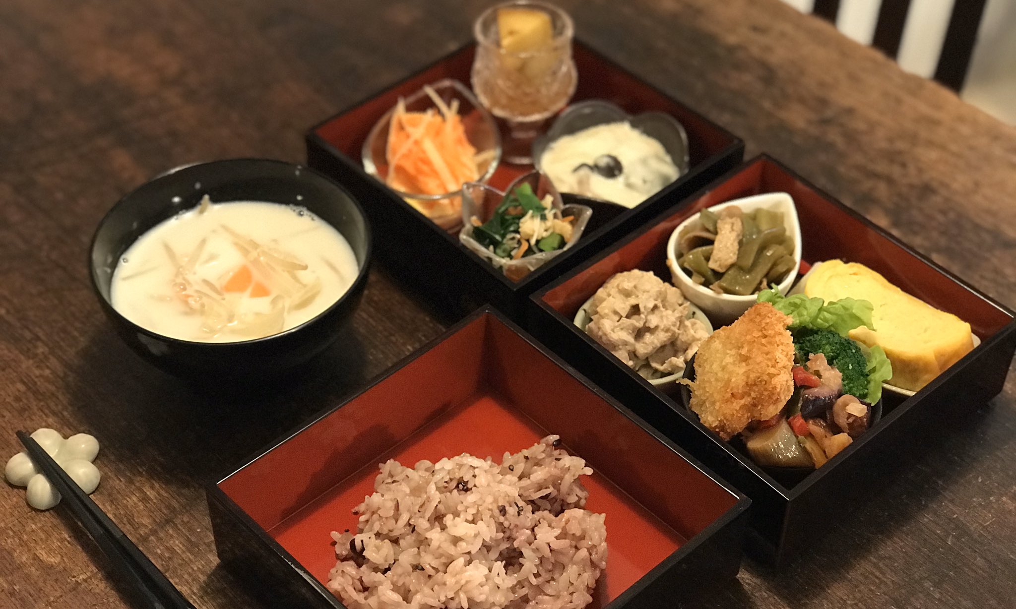 Silenceｼﾛﾝｽ テイクアウトではなく 店内で三段重 1 500円 でのお食事をご希望の方は 4名様まで承れます 営業時間 11 30 15 00 ラストオーダー13 30 営業日は 上記と同じです シロンス 古河テイクアウト 古河カフェ 古河市 カフェ 古河