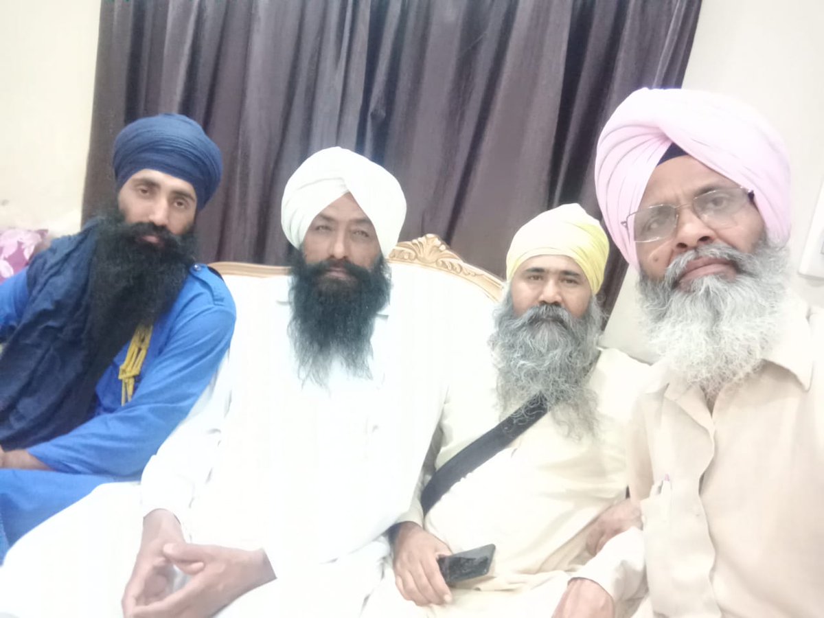 SohanDass8's tweet photo. परमेश्वर हिरदै मे रहते हैं ।खोजी होए तुरंत मिल जाउँ एक पल की तलाश में ।ना मंदिर ना मसजिद ना गुरुद्वारे मे। मोको कहां डुडे रे बंदे मै  मै तेरे पास में । https://t.co/usOLe8tTeH