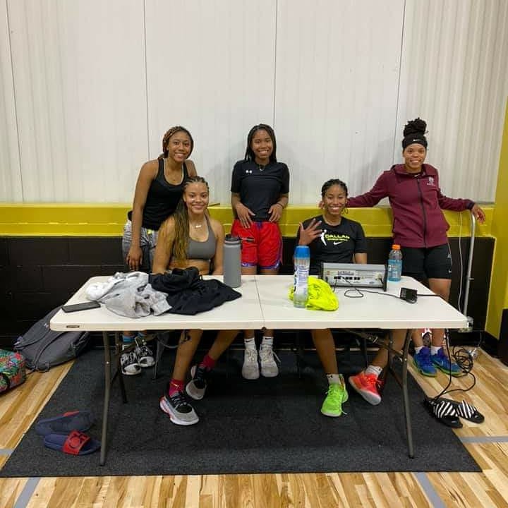 FourNineSevenFo's tweet photo. . #TheOriginals #DayOnes #LadiesNight #LateNightRun
#TyHarris @DallasWings @WNBA
#DeshawnaHarper @aamuwbb
#KateGilbert @ndwbb
#KristianYoung @UICWBB
#TaliaHarris #Lady @TeamTeagueindy 2024
#Ballhers #TrailblazHers #GirlsPlay2 #Hoops #Basketball #BallFamily #aGirlAndHerBall https://t.co/KZhVFhyvts