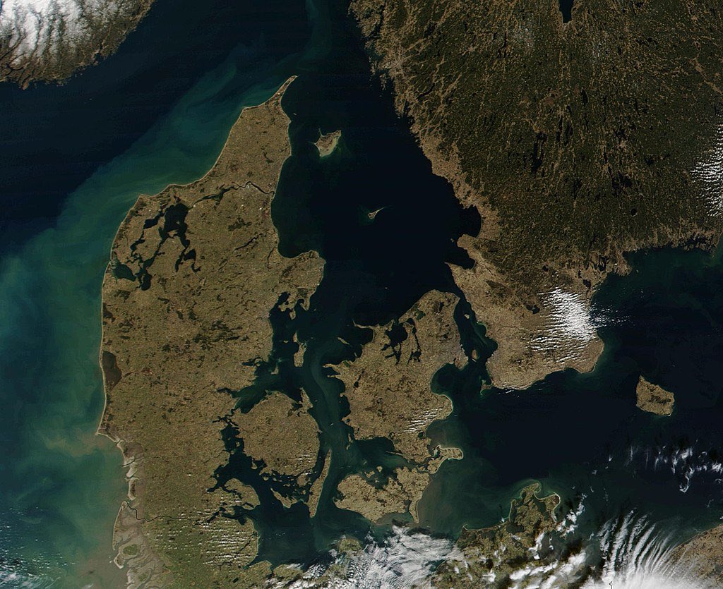 Fzeb's tweet photo. 8750 km kystlinje fornægter sig ikke, vi er en nation af svømmere. Hjælp de mere end 200.000 dansker i organiseret svømning med at komme #tilbageivandet @KonservativeDK @SorenPape https://t.co/DX7Qd1B5Yc