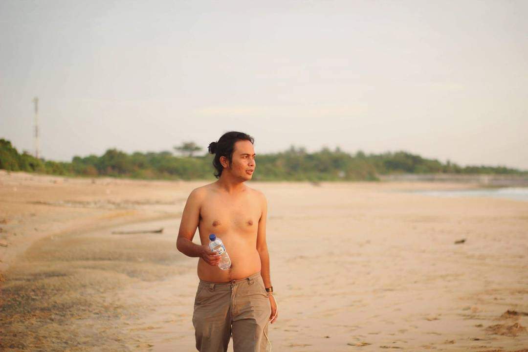PriaRamadani's tweet photo. Udah lama gak mantai walaupun rumah deket pantai https://t.co/OhMG7kfgJn