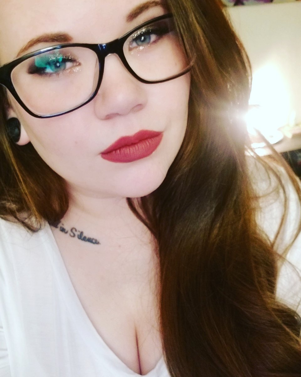 MfnMande's tweet photo. When you gotta break out that @JeffreeStar Cosmetics and be a bad bitch ;) 
#jeffreestarcosmetics https://t.co/nNTiV46ApO