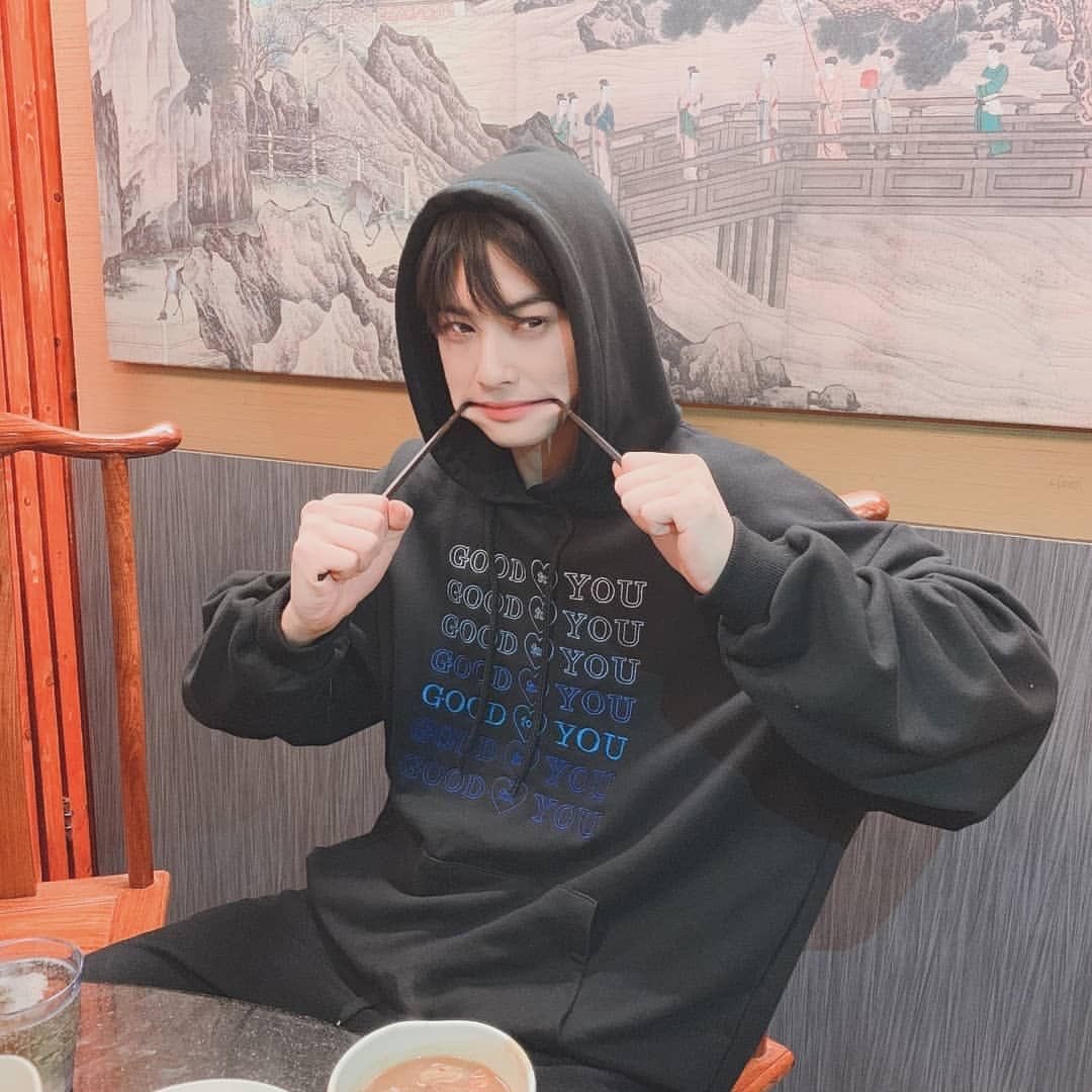 vminsalien's tweet photo. i don’t care if you stan or not, reply with “we love you eunwoo” or “eunwoo best boy” or ur getting blocked 🖐 https://t.co/XyMGkT93zP