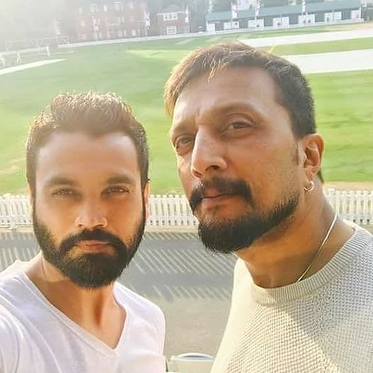 mymoviebazaarka's tweet photo. ಕಿಚ್ಚ ಸುದೀಪ್ ಹಾಗೂ ತಿಲಕ್ ಅವರ ಬ್ಯೂಟಿಫುಲ್ ಸೆಲ್ಫಿ 😍👌
Follow @cinimall
#cinimall #kiccha #kicchasudeep #kicchasudeepfc #tilok #kannadacinema https://t.co/39HLgL4fjP