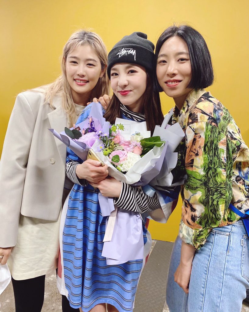 krungy21's tweet photo. 핫해핫해~🔥🔥🔥 분장실에서 수다 떨다가 오늘은 손님 누구 오셔?! 하길래 오늘 리아킴두 와요~ 했더니 너무 팬이라며 엄청 좋아한 울팀 😆🤣 지인들이 공연 재밌게 보고 힐링하는것두 너무 좋구~ 다 좋다~!!! 고마웡😁💘 공연 끝나면 또 춤추러 가야되는뎅... 💃🏻 둠칫둠칫두둠칫~ ㅋㅋ https://t.co/iqFcZ0rMy8