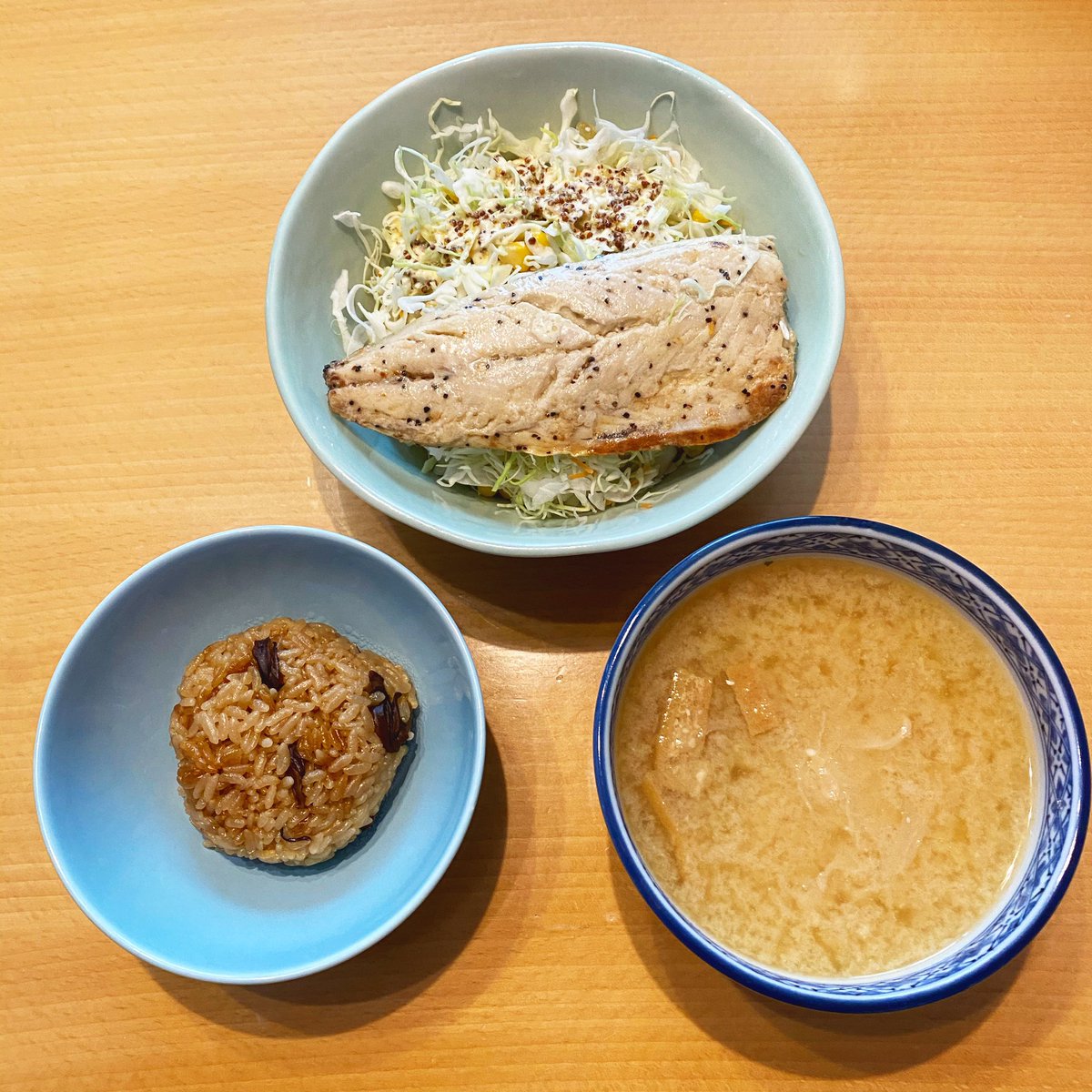 アーバンおじさん テレワーク飯 キノコの炊き込みごはんむすび 味噌汁 セブンイレブンのサラダフィッシュ 鯖 とコールスロー