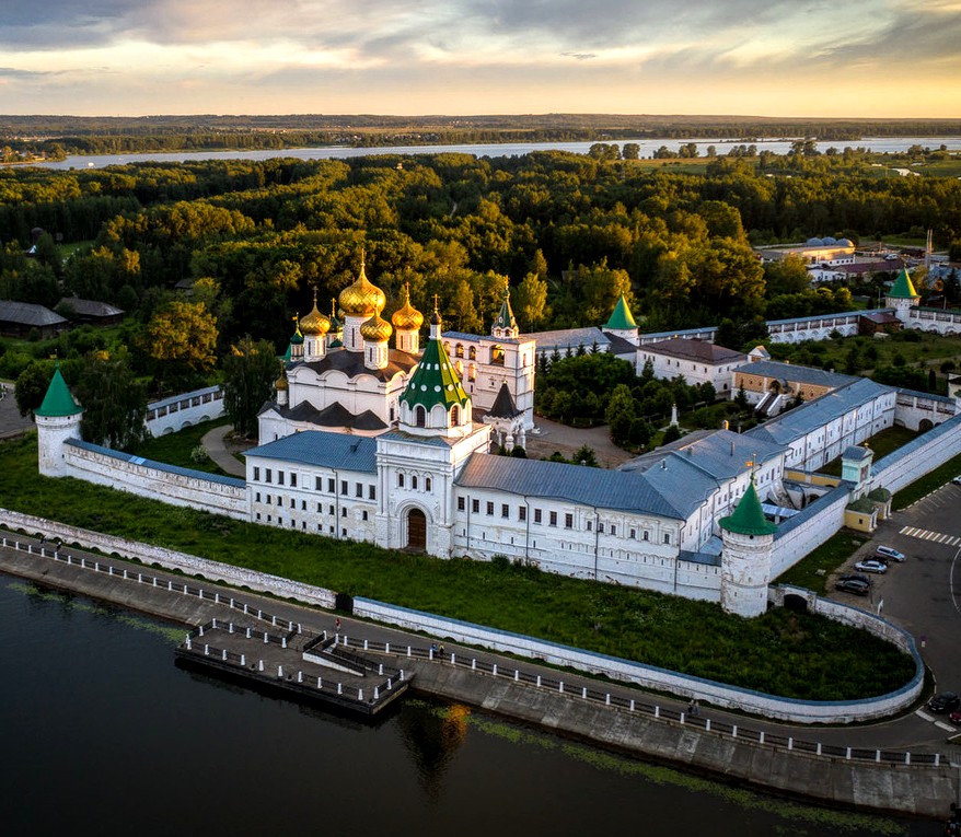 100 ЗНАМЕНИТЫХ МОНАСТЫРЕЙ
24. Ипатьевский монастырь. 
1330 г. Кострома. 
<a href="/history_RF/">История.РФ 🇷🇺</a> #СТОМОНАСТЫРЕЙ
Династия Романовых началась в 1613 г. обрядом призвания на царство в Ипатьевском монастыре и закончилась расстрелом царской семьи в Ипатьевском же доме в Екатеринбурге в 1918 г.
