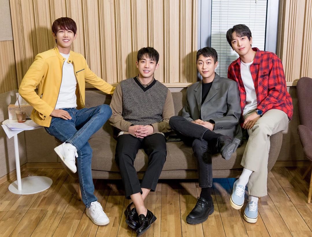 high4ive_light's tweet photo. 🎉하이라이트 윤두준 RT 이벤트🎉
화답 프로젝트 너 나 우리 음원 발매기념 &amp; tvN 배달해서 먹힐까 첫방 기념💐🍕

🎁도미노피자 블랙타이거슈림프 1명
🎁비비큐 황금올리브치킨반반 1명

멤버 중 제대 첫 타자라는 부담감이 적지 않을 것 같은데 쉴틈없이 열일해주는 우리 대장에게 고마움을 전하며💙 https://t.co/rluQ2IyQwi