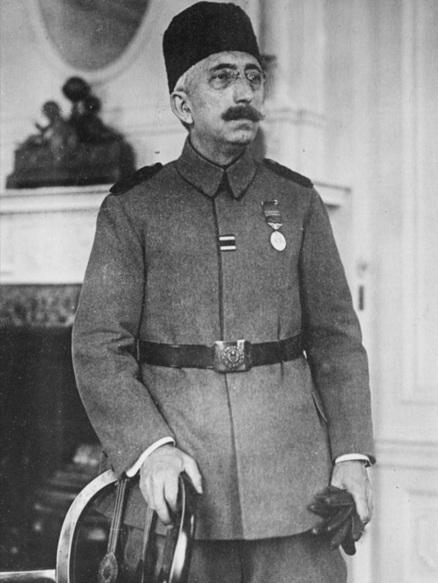 furkanhuzeyfe's tweet photo. Vahdettin hâin değildir.
Biz, hainliği sonradan gelenlerde gördük.
"Vahdettin İngiliz gemisine binip kaçtı" yalanını yayan zihniyetin, İslam topraklarına batı medeniyetini ve kanunlarını getirip insanları nasıl gavurlaştırdığını gördük. 
İşte hainlik budur! https://t.co/SaNt8qLKdl