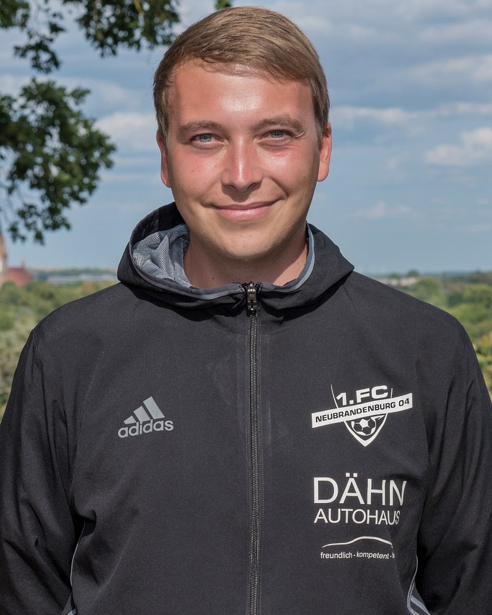Nico Hannemann bleibt Trainer der U15 🔵⚪️

Nico ist bereits seit 2 Jahren als verantwortlicher bei unserer U15, zunächst als Co-Trainer und später als Trainer. Auch in der kommenden Saison ist er Trainer der U15! 💙

➡️ 1fcneubrandenburg04.de/kaderplanung-n…
