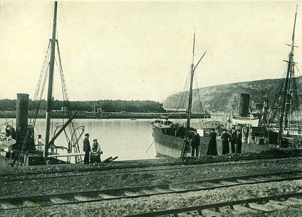 📢Hoy os traemos esta imagen obtenida en 1893 para la obra enciclopédica "Asturias" de Octavio Bellmunt y Fermín Canella. En ella observamos varios vapores en la dársena de San Juan de Nieva🌊

<a href="/EspacioPortus/">Espacio Portus</a>
Somos #Lapuertadelmar