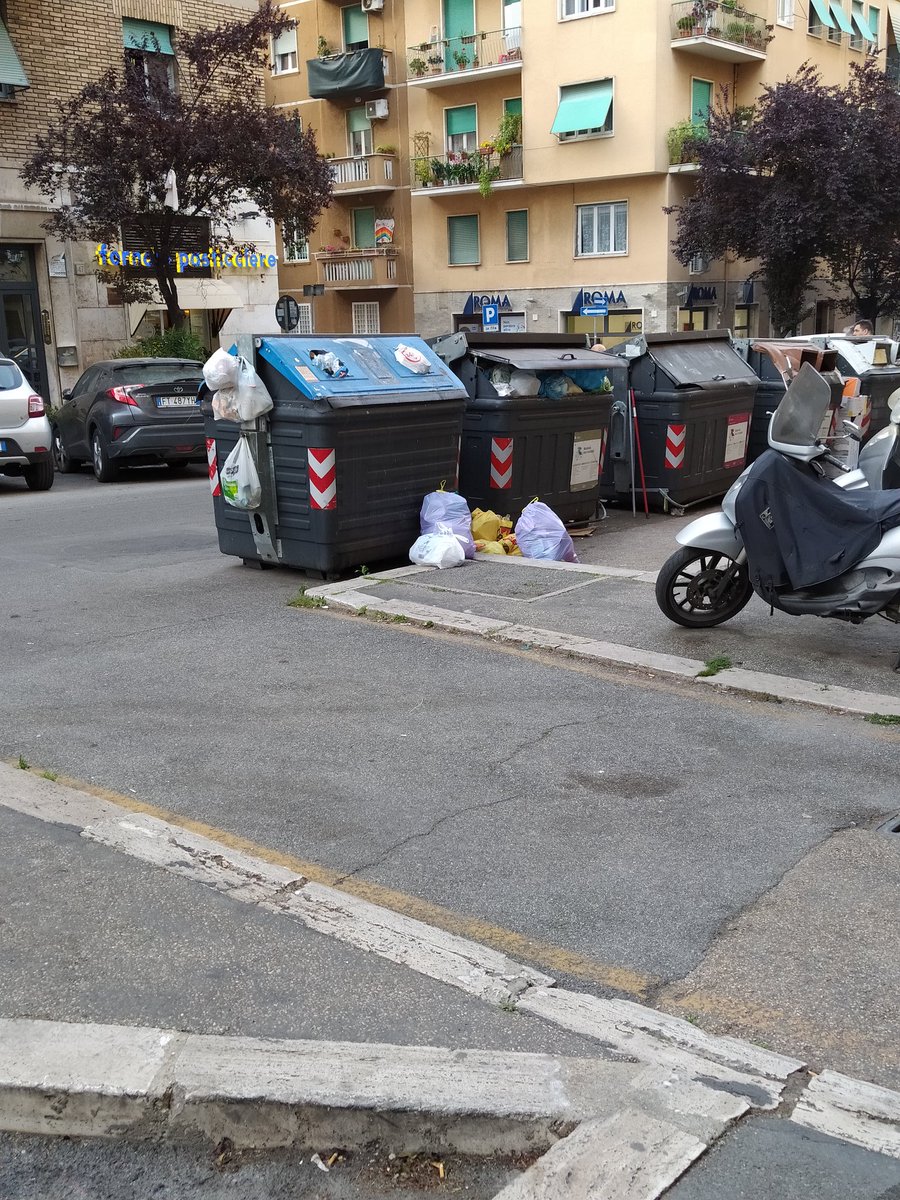 bum_1974's tweet photo. Vedo che sono tornati i vecchi vizi. Immondizia non presa, plastica non presa. È finita l'emergenza coronavirus...@Lavoratori_Ama @Roma @virginiaraggi #Raggi https://t.co/sKTpLcahFG