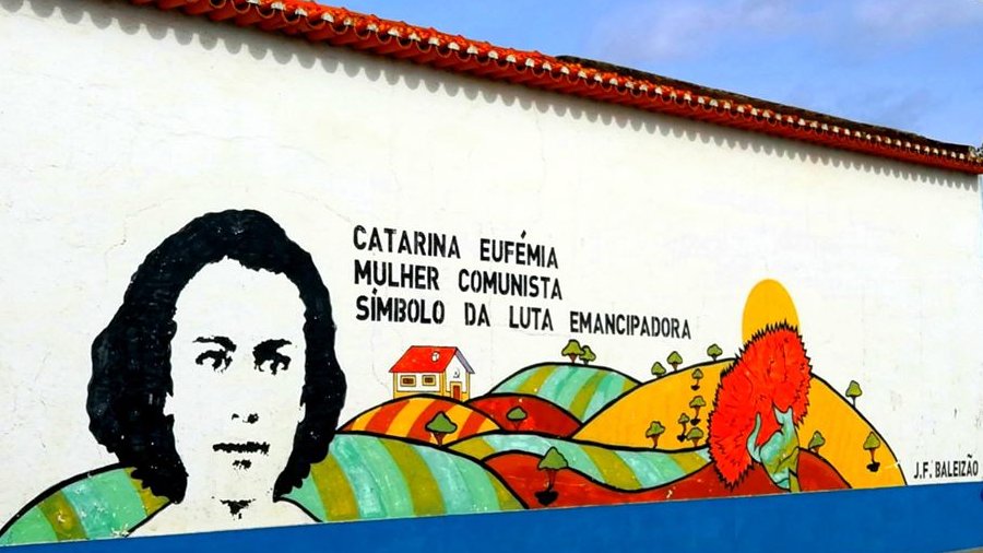 LeonorRosas4's tweet image. Catarina Eufémia. Assassinada a 19 de Maio de 1954 pela PIDE. Que não deixemos que se esqueçam os milhares de homens e mulheres mortos pelo fascismo porque exigiam um mundo mais justo. É a eles e elas que agradecemos a nossa liberdade.

Mural da Junta de Freguesia de Baleizão.