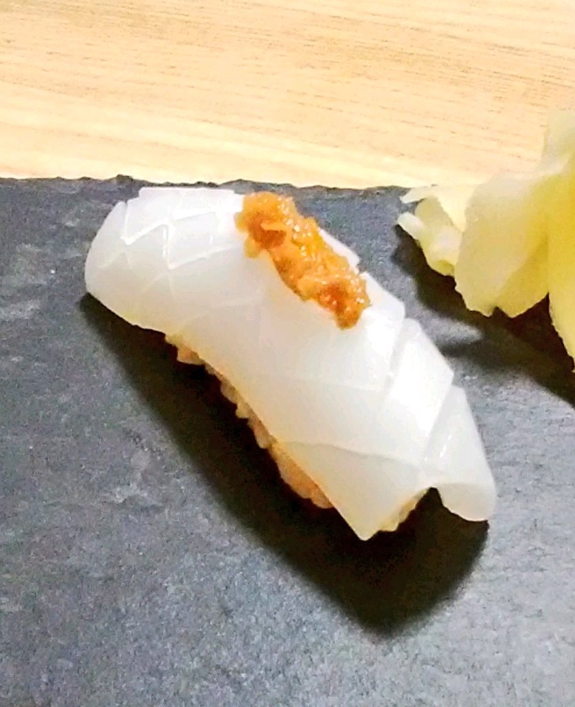 明利英司 寿司好き小説家 در توییتر 剣先烏賊 けんさきいか の握り寿司 関東 特に伊豆諸島では赤イカ 西日本では白イカなどとも呼ばれるのでややこしい 味は最高峰とされる高級種で イカの女王と称されることもある 今回は叩いた南高梅に日高昆布粉を混ぜて乗せ