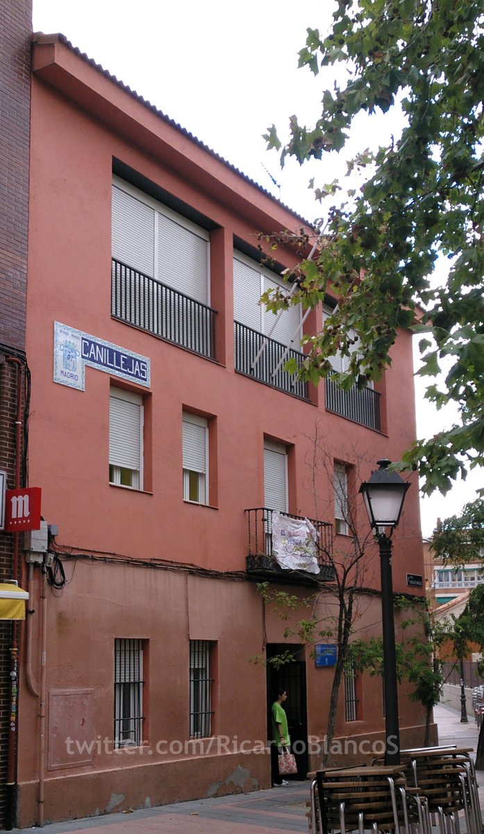 RicardoBlancoS's tweet photo. #bonustrack2
Hace unos meses fui en bici🚴‍♂️hasta #Canillejas
Descubrí que han intentado recuperar su historia
En la renombrada pza. de la Villa de Canillejas está el antiguo ayuntamiento (es un centro de mayores) con el azulejo de la Diputación Provincial y una fuente en el centro https://t.co/9sqXC7Xcki