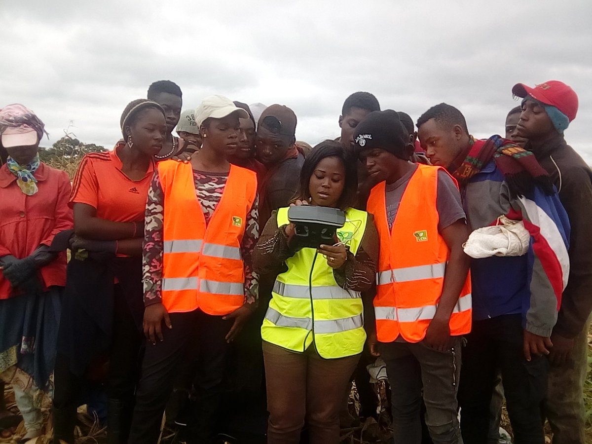 Ici le lien de l'article qui vient d'être publié par <a href="/AfGoesDigital/">Africa Goes Digital Inc.</a> sur notre expérience de cours d'initiation de nos jeunes "agripreneurs" aux TIC adaptés à l'agriculture et leur impact sur le suivi des plantes et le financement agricole.<a href="/lucie_nkoa/">Nkoa lucie</a>
👉afgoesdigital.com/the-use-of-dro…